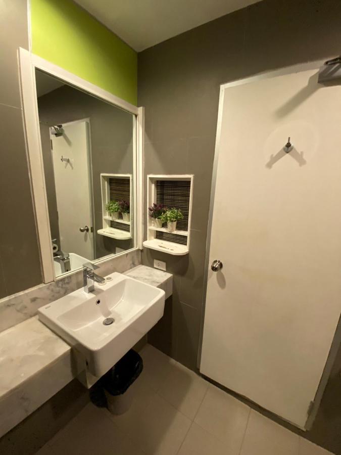 Vinary Hotel Sukhumvit Bangkok Exteriör bild